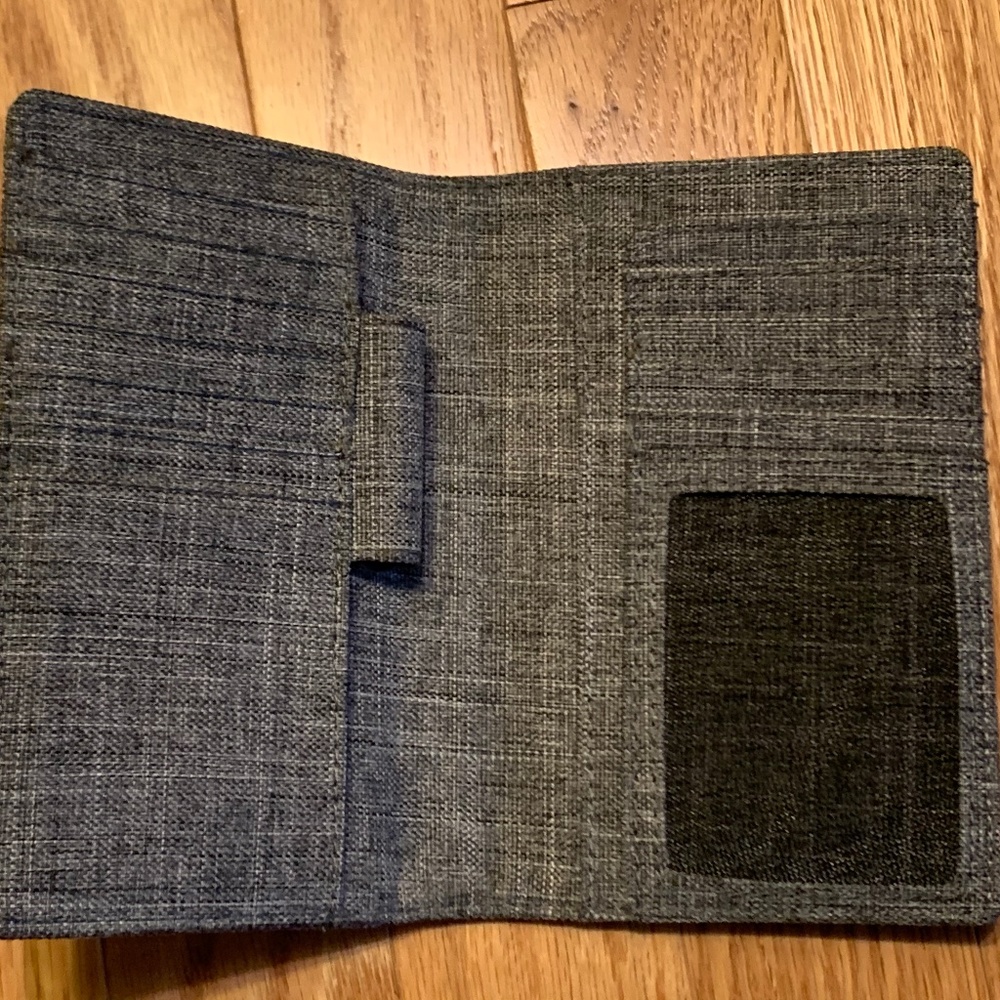 HERSCHEL Search Passport Holder Raven Crosshatch